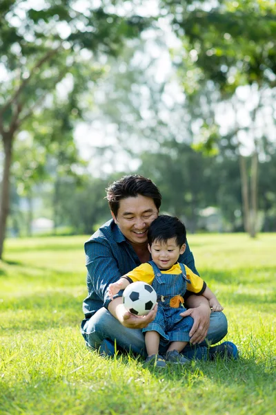 父与える息子サッカー ボール — ストック写真