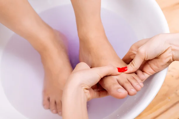 Masáž plosky nohy přijímajícího žena — Stock fotografie