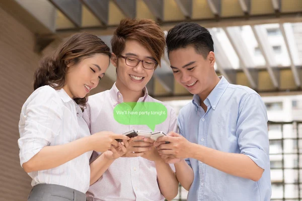 Jóvenes que reciben mensajes de texto — Foto de Stock