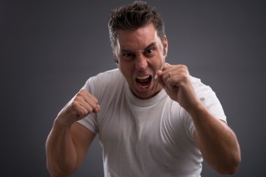 Kızgın adam savaşmaya hazır