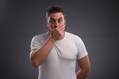 Adam kapsayan ağız el ile