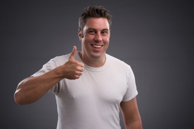 Mutlu adam başparmak-up gösterilen