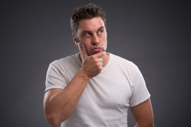 Orta yaşlı adam ararken