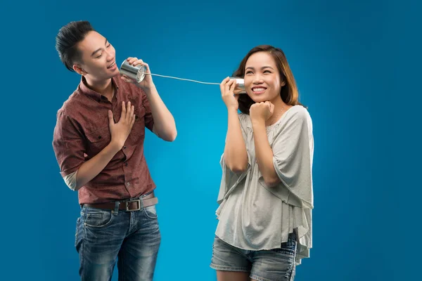 Homem Cantando via telefone estanho para namorada — Fotografia de Stock