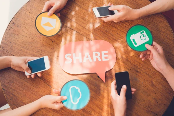 People sharing files via smartphones — Stock Photo, Image