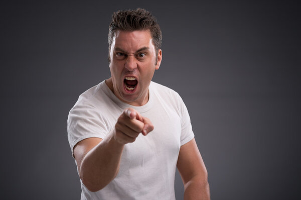 Человек кричит и указывает на тебя.
