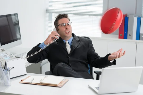 Geschäftsmann telefoniert — Stockfoto