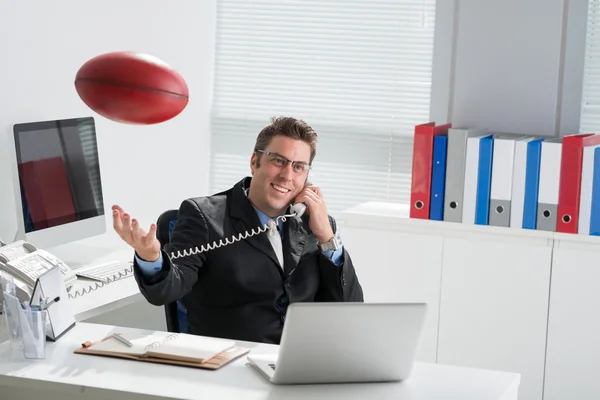 Manager mit einem Rugbyball — Stockfoto