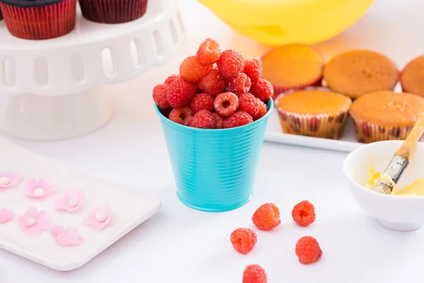 Чашка малины для украшения кексов — стоковое фото