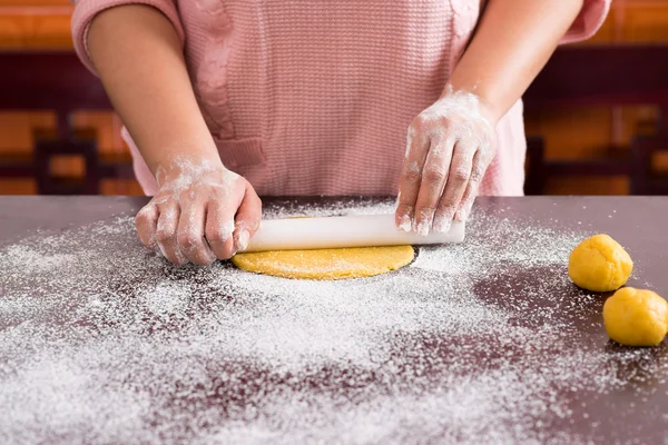 Жінка прокатки тісто — стокове фото