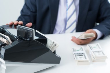 Para sayma makinesi kullanma