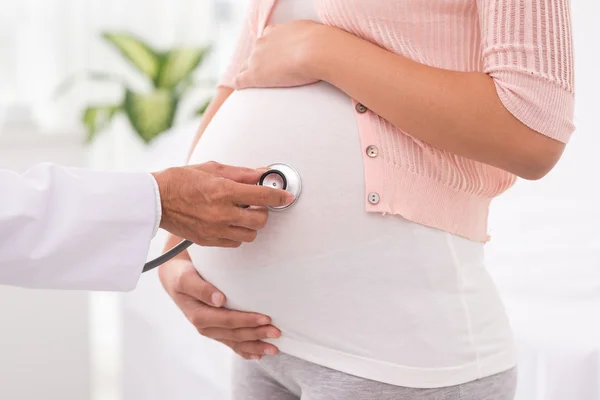 Médico revisando mujer embarazada — Foto de Stock