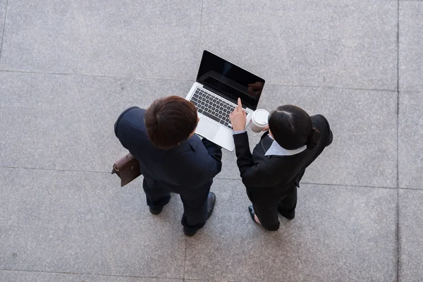 Business team werkt aan laptop — Stockfoto