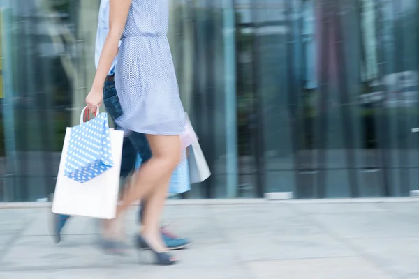 Pareja con bolsas de papel — Foto de Stock