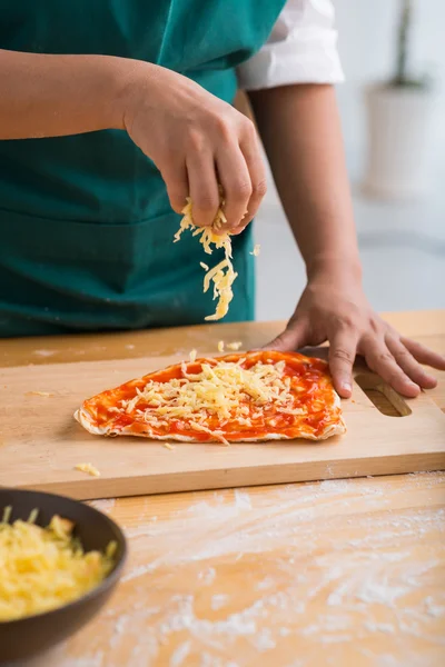 Frau kocht Pizza — Stockfoto