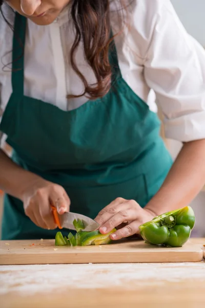 Snijden groene peper — Stockfoto