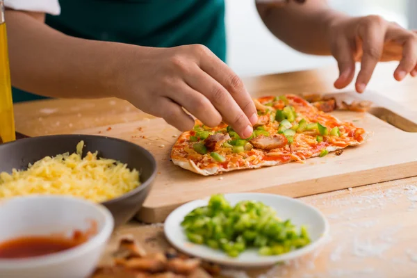 Pizza pişirme kadın — Stok fotoğraf