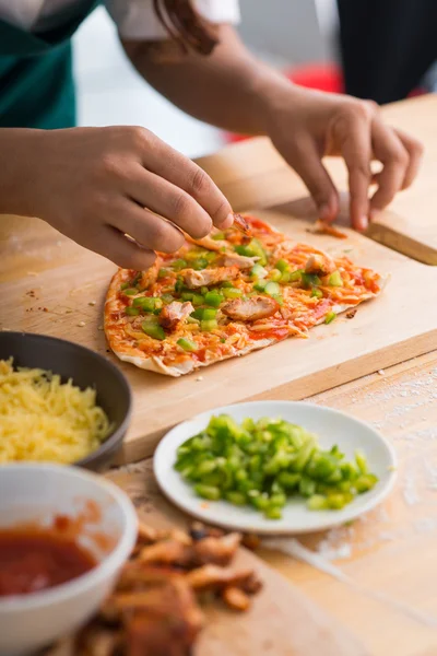 Kvinnan matlagning pizza — Stockfoto