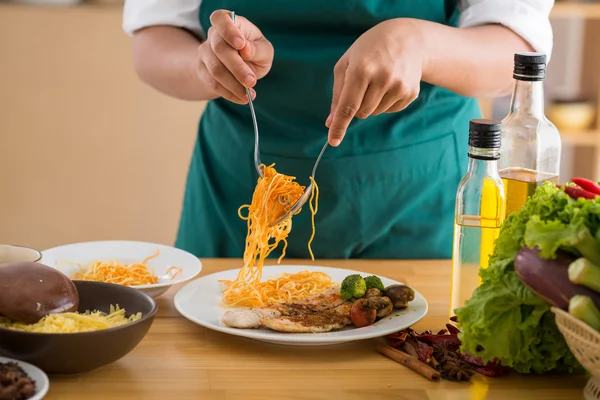 Положить спагетти в тарелку — стоковое фото