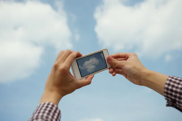 Mains prenant une photo du nuage — Photo