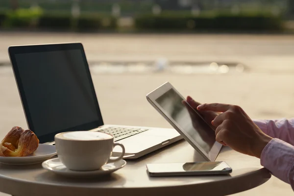 Usando varios dispositivos electrónicos — Foto de Stock