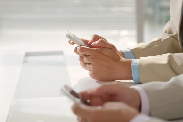 Personas que usan teléfonos inteligentes — Foto de Stock