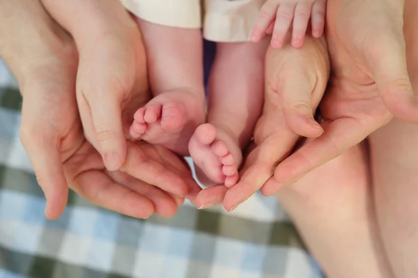 生まれたばかりの赤ちゃんの足 — ストック写真