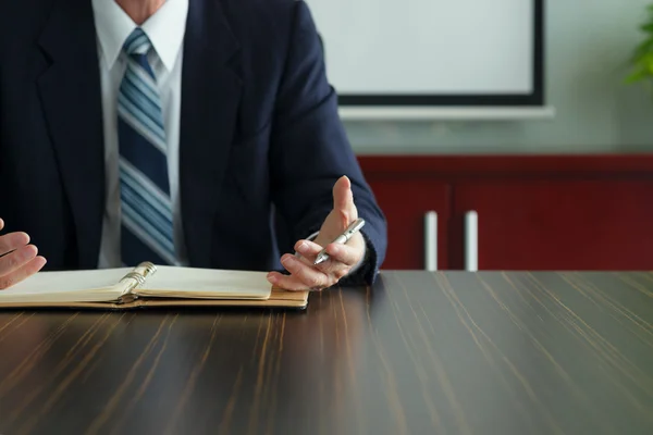 Uomo d'affari che spiega la strategia — Foto Stock