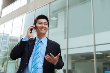 Bir şeyler telefonda açıklamaya Yöneticisi