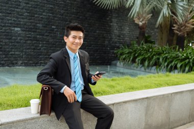 Akıllı telefonlu bir iş adamı.