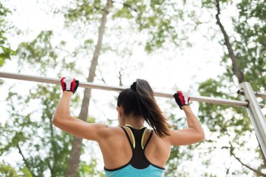 Kız pull-up yapıyor