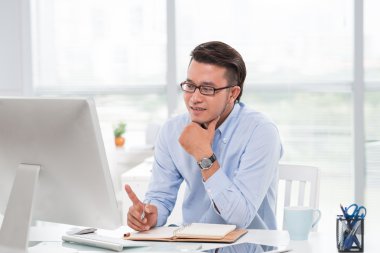 Bilgisayarda çalışan girişimci