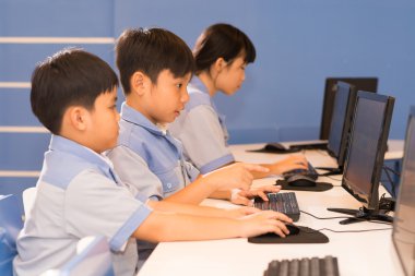 Çocuklar bilgisayarlarda programlama
