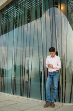 genç adam manifatura