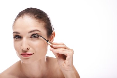 Maskarayı Uygulayan Kadın