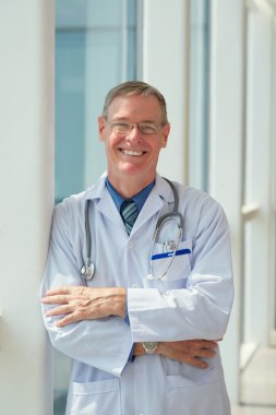 Olgun doktor poz