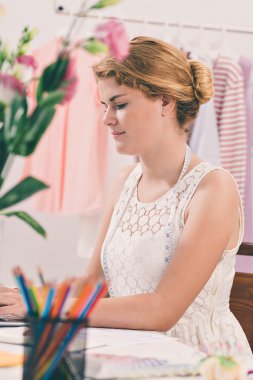 Moda tasarımcısı iş başında