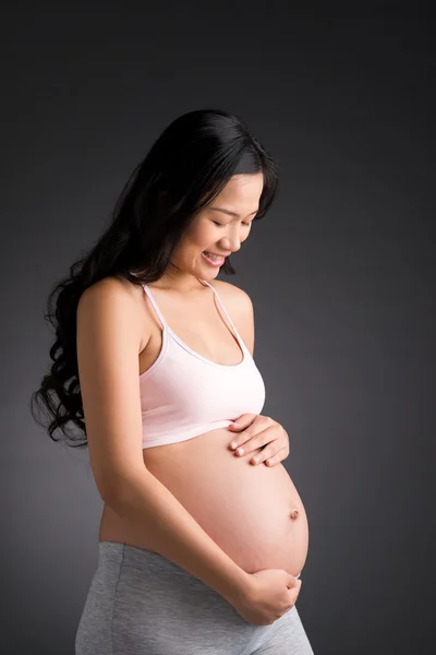 Mujer embarazada sonriente — Foto de Stock