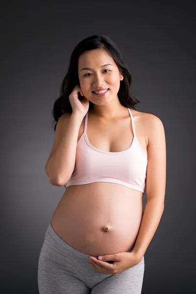 Mujer embarazada sonriente — Foto de Stock