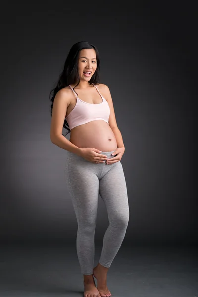 Young Vietnamese pregnant woman — Stock Photo, Image