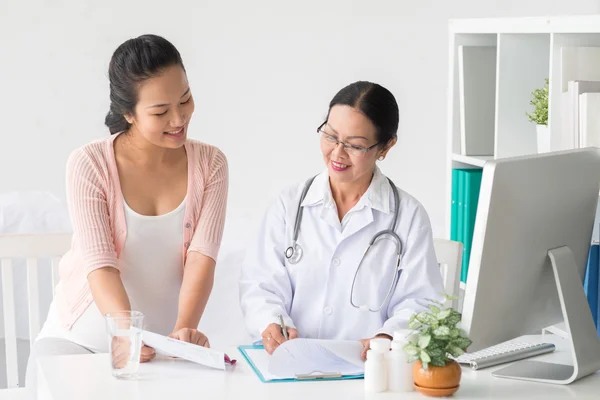 Doctor explaining results  to  pregnant woman — Stock Photo, Image
