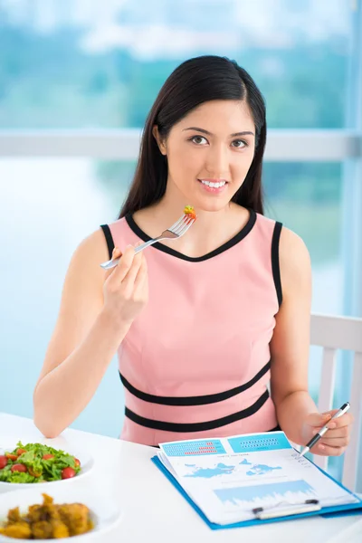 Dame arbeitet beim Mittagessen mit Dokumenten — Stockfoto