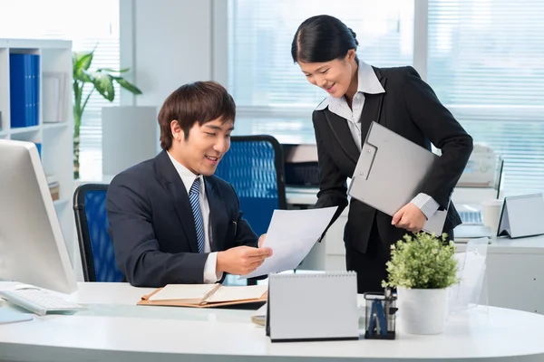 Colegas trabajando con papeles — Foto de Stock