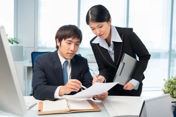 Zakenmensen die document bespreken — Stockfoto