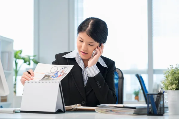 Manager che parla al telefono — Foto Stock