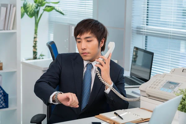 Uomo d'affari che guarda l'orologio — Foto Stock