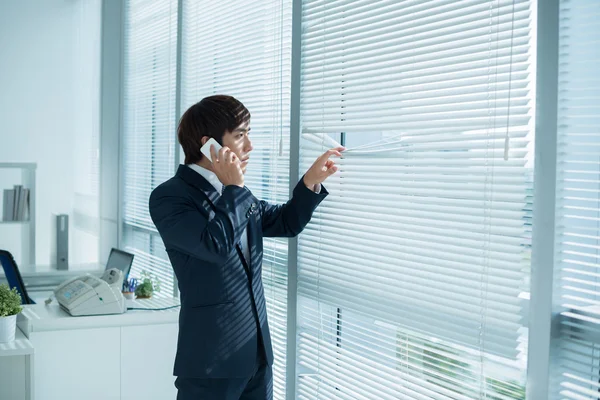 Homem de negócios coreano chamando pelo telefone — Fotografia de Stock