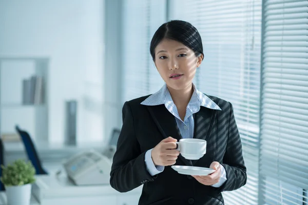 Business lady dricka kaffe — Stockfoto