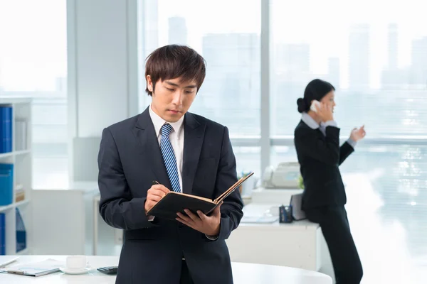 Colleagues working in the office — Stock Photo, Image