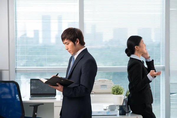 Manager talking on the phone — Stock Photo, Image